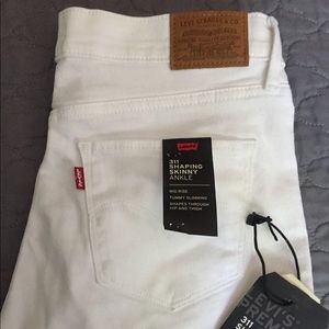 Levi’s 311 white ankle skinny jeans